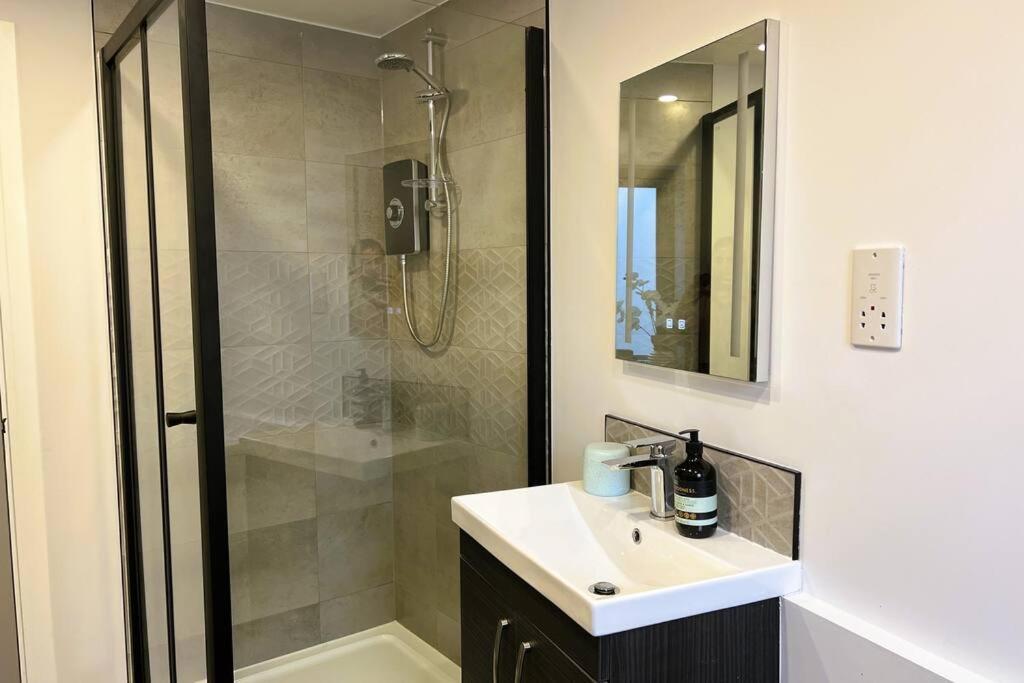 Unwind In Style, One-bedroom Haven 4c Close To Dmu